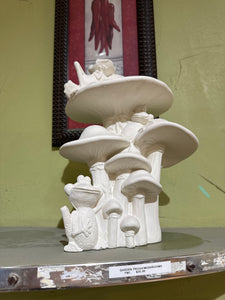 Garden frogs/mushrooms